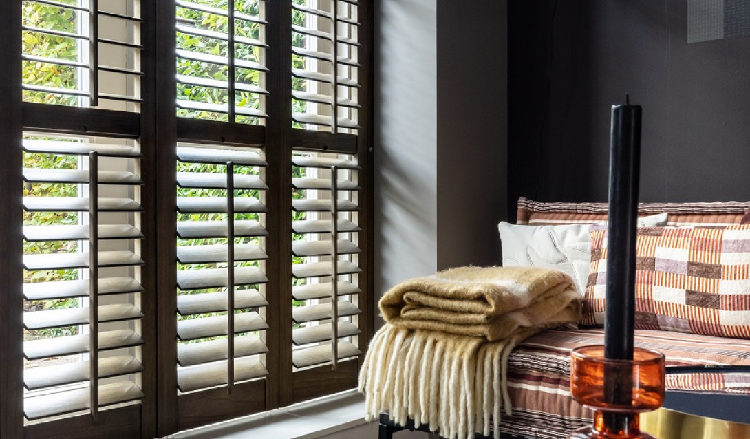 Sfeerfoto van woonkamer met houten shutters in kleur 0418 Rustic Grey