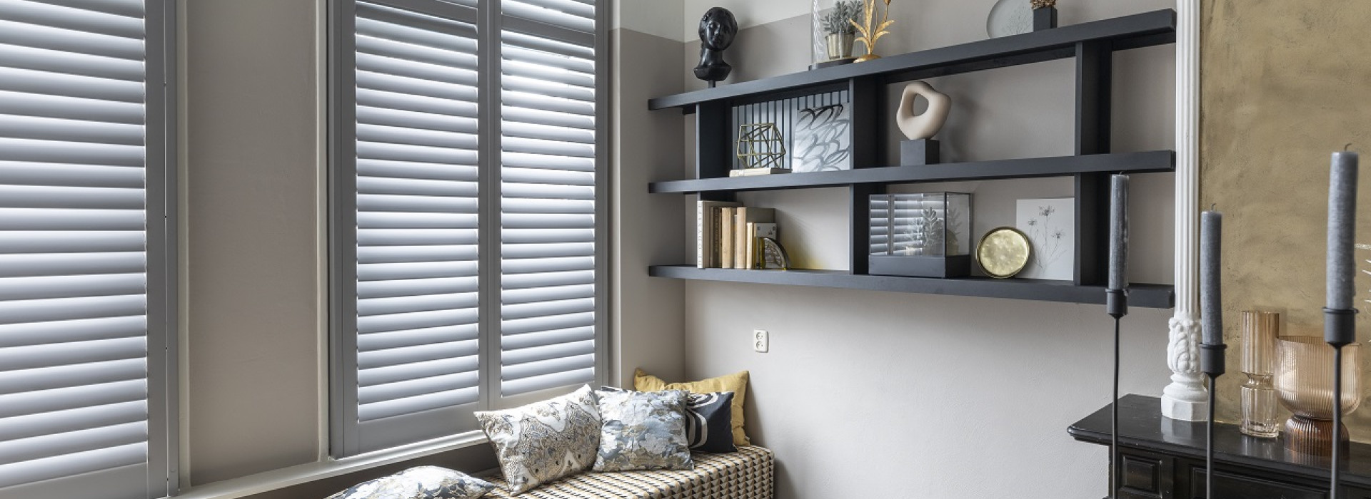 Sfeerfoto van raam met houten shutters in kleur 7004 Signal Grey