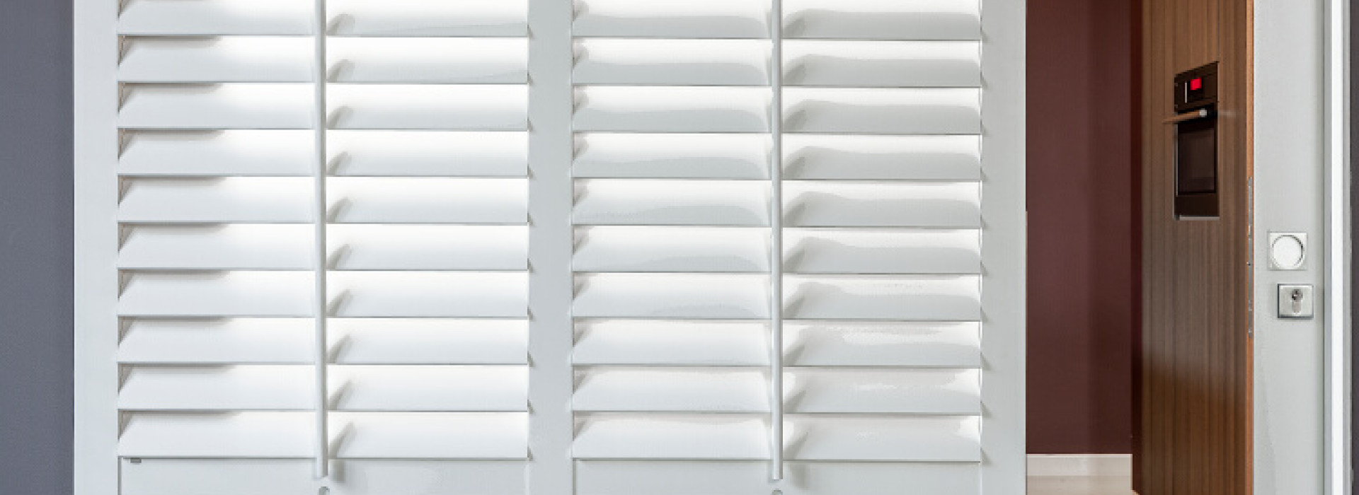  Witte shutters op rails zwevend als roomdivider product