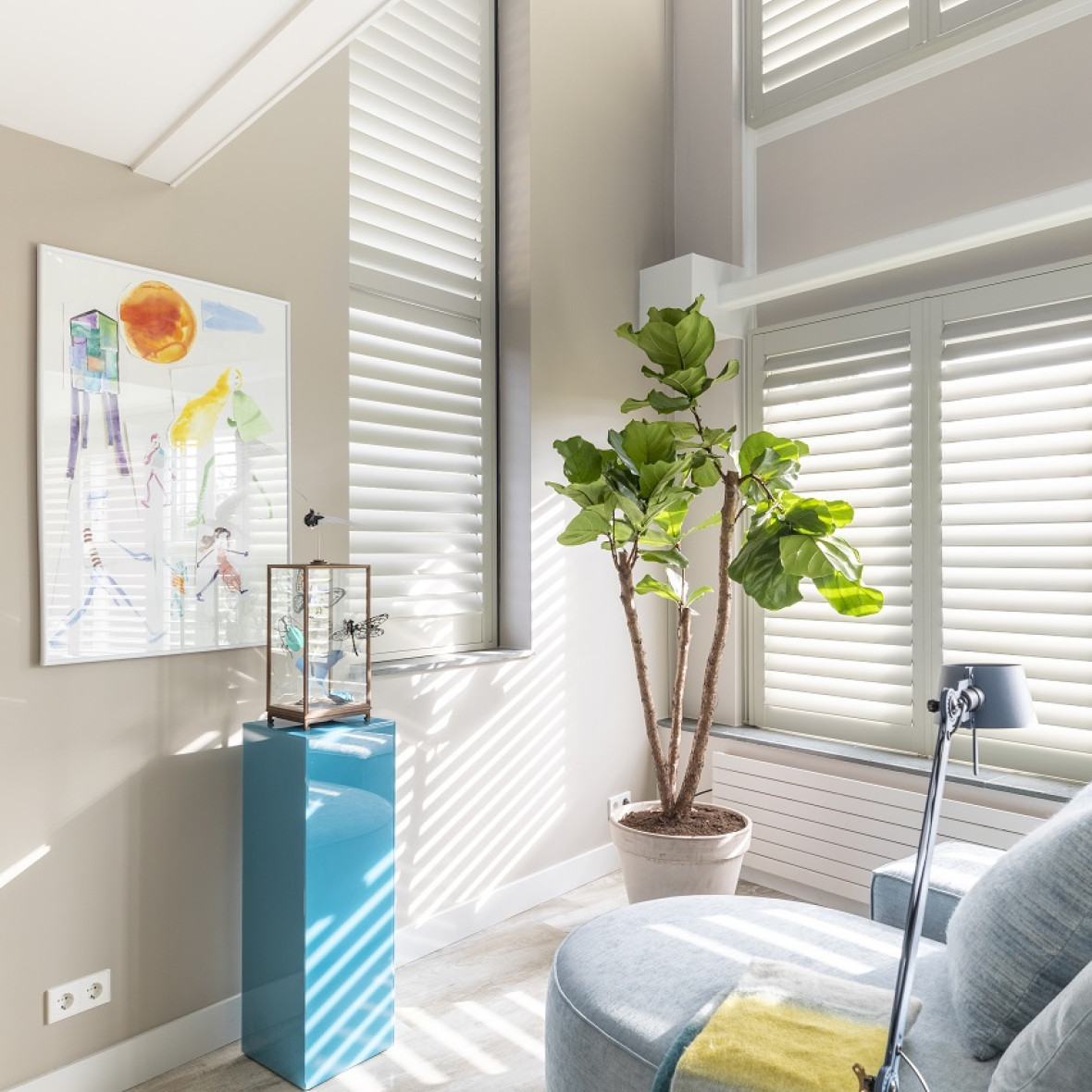 Sfeerfoto van raam met houten shutters in kleur 0452 Cream Grey