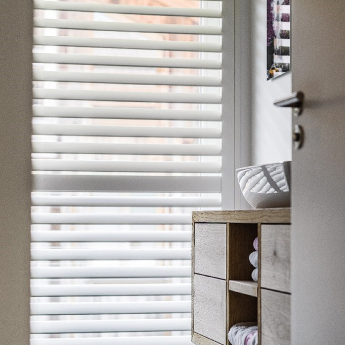 Witte shutters badkamer paneel