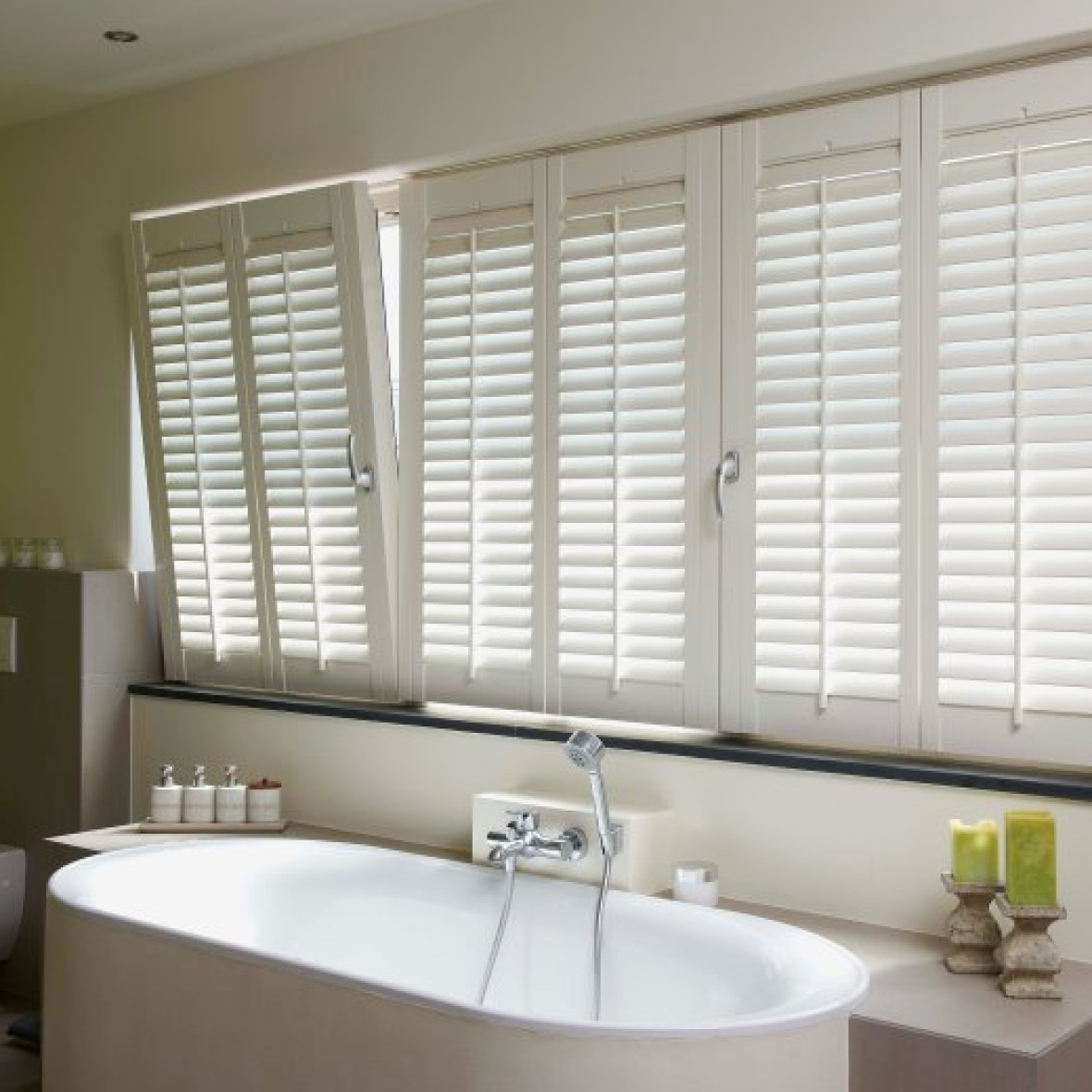  over jasno aqualine shutters in badkamer op draaikiepraam