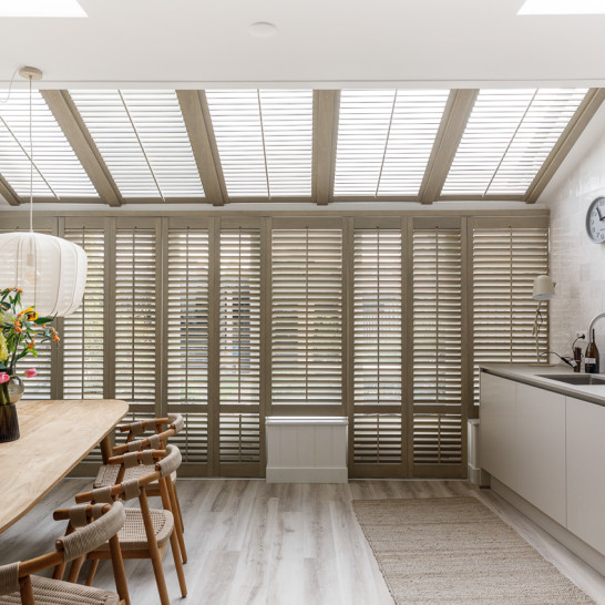 Sfeerfoto van serre met houten shutters in kleur 0411 Old White