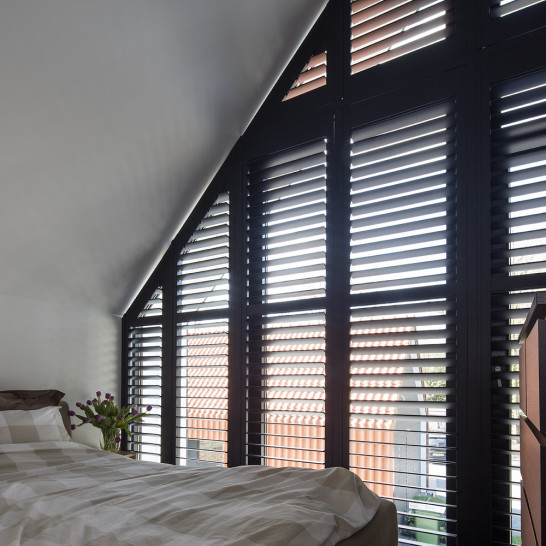 Shutters slaapkamer zeeland schuin raam